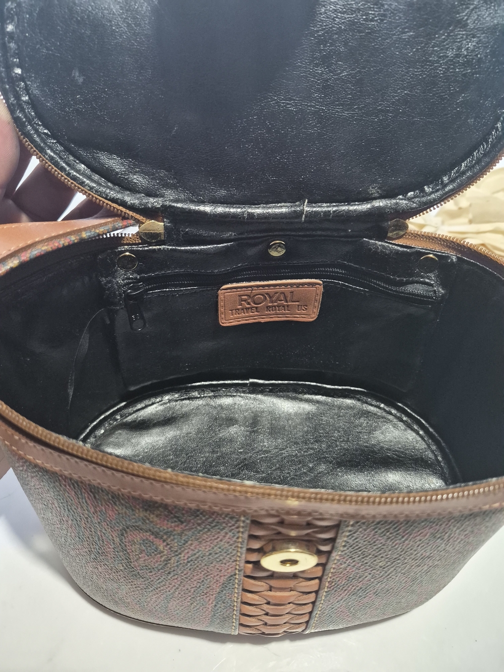Vintage Royal Classic Train Case – Two-Tone Black & Cognac Brown Cosmetic - Picture 4 of 5
